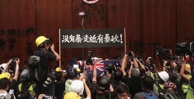 Власти Гонконга заключили в тюрьму 12 человек за штурм законодательного собрания
