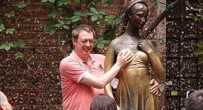 Туристы протёрли грудь статуи Джульетты в Вероне до дыр