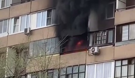 Пожар из-за игр на балконе: мальчик поджигал бумаги а сжег соседскую квартиру