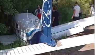 Легкомоторный самолет экстренно сел на трассе в Подмосковье