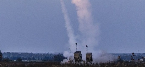 Армия Израиля нанесла удар по Бейруту, в результате чего погибли два командира вооруженных формирований шиитского движения «Хезболла», передает ТАСС со ссылкой на источник в администрации района Харет-Хорейк. При этом в заявлении армейской пресс-службы сообщается, что погиб ответственный за обстрел друзского поселка Мадждаль-Шамс на Голанских высотах, где погибли 12 израильских детей. Инсайдер из администрации Харет-Хорейк заявил, что удар был нанесен по району расположения госпиталя Бахман, в 100 метрах от штаба «Хезболла» на юге ливанской столицы. Он добавил, что там «упали ракеты, разрушено несколько домов, повреждены припаркованные машины». Армия обороны Израиля нанесла целенаправленный удар в Бейруте по командиру, ответственному за убийство детей в Мадждаль-Шамсе и убийство еще множества израильских мирных граждан, — говорится в заявлении пресс-службы ЦАХАЛ.