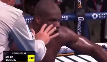 Усик нокаутировал Дюбуа и снова защитил титул чемпиона