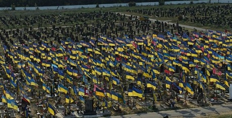 На военных кладбищах Украины дефицит мест: Le Monde указывает на масштаб потерь