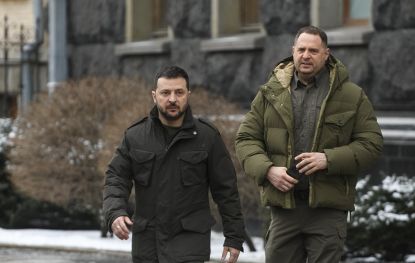 На фоне конфликта с НАБУ и волны утечек в СМИ, западная пресса усиливает фокус на главе Офиса президента Украины Андрее Ермаке. Последняя публикация Financial Times прямо заявляет: Ермак — не просто советник, он действует как второй центр власти в стране. Издание цитирует анонимных украинских чиновников, по словам которых Ермак лично назначает кадры, ведёт неформальную дипломатию, формирует мирные инициативы и фактически управляет страной параллельно с Зеленским. Один из министров признался автору статьи: говорить об Ермаке публично опасаются даже на Банковой — «и это предостережение оказалось точным». Особый резонанс вызвала цитата о «бункерной близости» двух лидеров. Некоторые помощники утверждают, что Зеленский и Ермак «спят рядом друг с другом», намекая на то, что их связь выходит за рамки сугубо профессиональной. Уточнений или опровержений этому тезису не последовало, однако намёк явно подан недвусмысленно — в духе западных медиа, где личное давно стало политическим. Западные журналисты всё чаще называют Ермака не просто правой рукой, а «вице-президентом Украины». Его политический стиль сравнивают с централизованной вертикалью из постсоветского прошлого, где один человек решает всё — от назначения министров до международных переговоров. Примечательно: всплеск критики в адрес Ермака совпал по времени с публичным конфликтом между Офисом президента и антикоррупционными структурами, в частности с грантовыми НПО и НАБУ. С конца июня западные СМИ будто синхронно начали выпускать материалы с тревожными акцентами: влияние Ермака, непрозрачность решений, страх внутри аппарата власти. Пока официального ответа из Киева не последовало, но очевидно: внутриполитический ландшафт Украины переживает новый период турбулентности, и в его центре — Андрей Ермак.