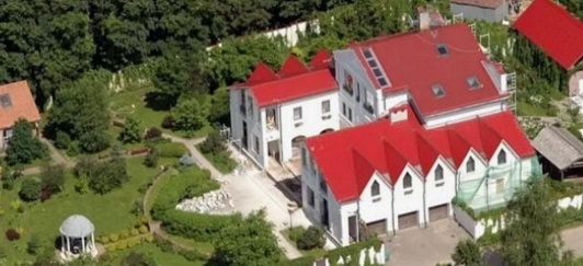Сколько стоят дачи звезд: от дачи Ваенги с курятником до «Виллы Паулины» Дибровых