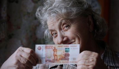 Пенсии женщин в России впервые обошли мужские