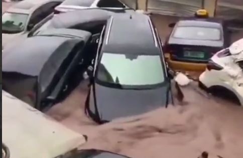 Пекин под водой: улицы смывает потоком грязи, десятки погибших