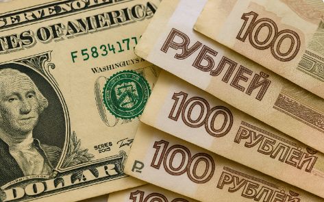 Курс доллара рванул вверх: что влияет на рубль и почему рост может быть неустойчивым