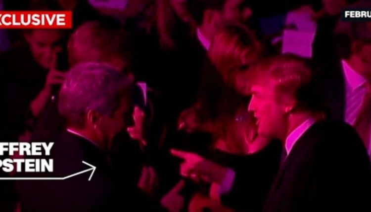 Новые кадры с Эпштейном: он среди гостей на свадьбе Дональда Трампа