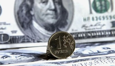 Эксперт: рубль может укрепиться до 77–78 за доллар после переговоров на Аляске