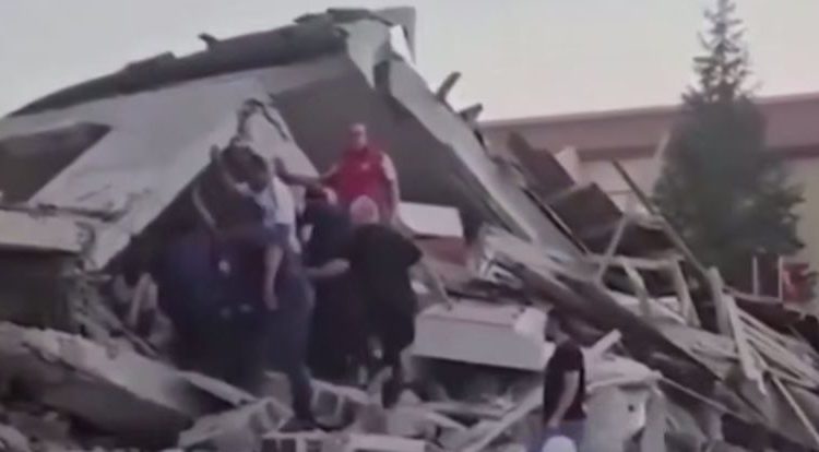 Землетрясение магнитудой 6,1 в Турции: под завалами ищут пострадавших