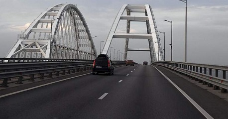Движение по Крымскому мосту временно приостановлено