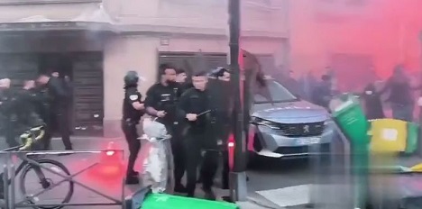 Францию снова трясёт: улицы горят, полиция идёт в атаку