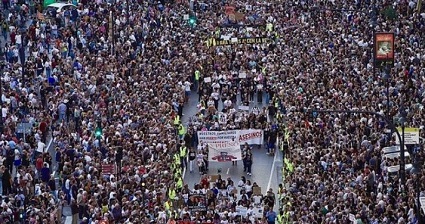 В Валенсии более 50 тысяч человек вышли на митинг из-за последствий наводнения