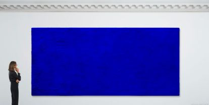 В Париже на аукционе Christie’s продали картину «Калифорния» французского художника Ива Кляйна за 18,4 миллиона евро — почти 2 миллиарда рублей по текущему курсу. Работа, созданная в фирменном ультрамариновом оттенке International Klein Blue, признана одной из важнейших в творчестве художника и считается символом его философии «чистого цвета». Ива Кляйна при жизни называли «продавцом воздуха» — за страсть к минимализму и экспериментам с восприятием пустоты. Синий цвет стал его личным знаком: по замыслу автора, он должен был вызывать у зрителя ощущение бесконечности и свободы.