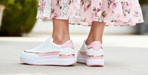 Кроссовки под платье и юбку: как создать женственный образ со спортивной обувь