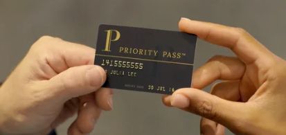 Путешествия с кредиткой: страховка, Priority Pass и чарджбэк за отмененный рейс — что реально работает в 2025 году