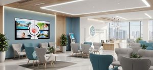 Приёмная кардиологической клиники с креслами и экраном Приёмная кардиологической клиники с креслами и экраном